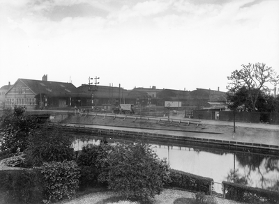 163334 Gezicht op de achterzijde van het Centraal Station van de Staatsspoorwegen te Utrecht, met op de voorgrond de ...